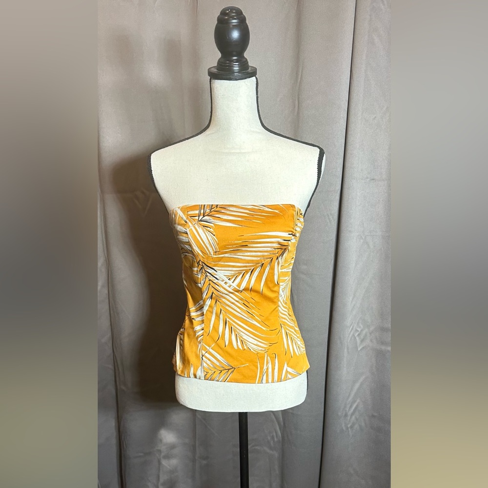 Sexy, White House Black Market zip up tube-top with corset boning